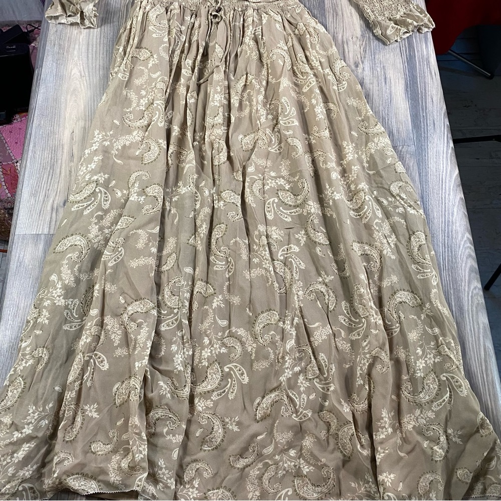 COPY - HANSEN&GRETEL Adorable paisley dress on or of shoulder puff sleeve. - Picture 4 of 14